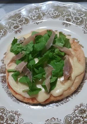 Una foto de Pizzetas con jamón crudo y rúcula
