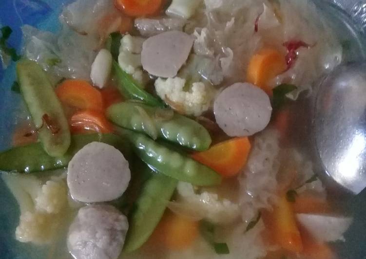 Sup sayur jamur karang dan bakso sapi