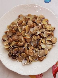 Una foto de Almejas regadas con vino blanco