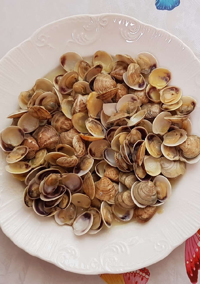 Una foto de Almejas regadas con vino blanco