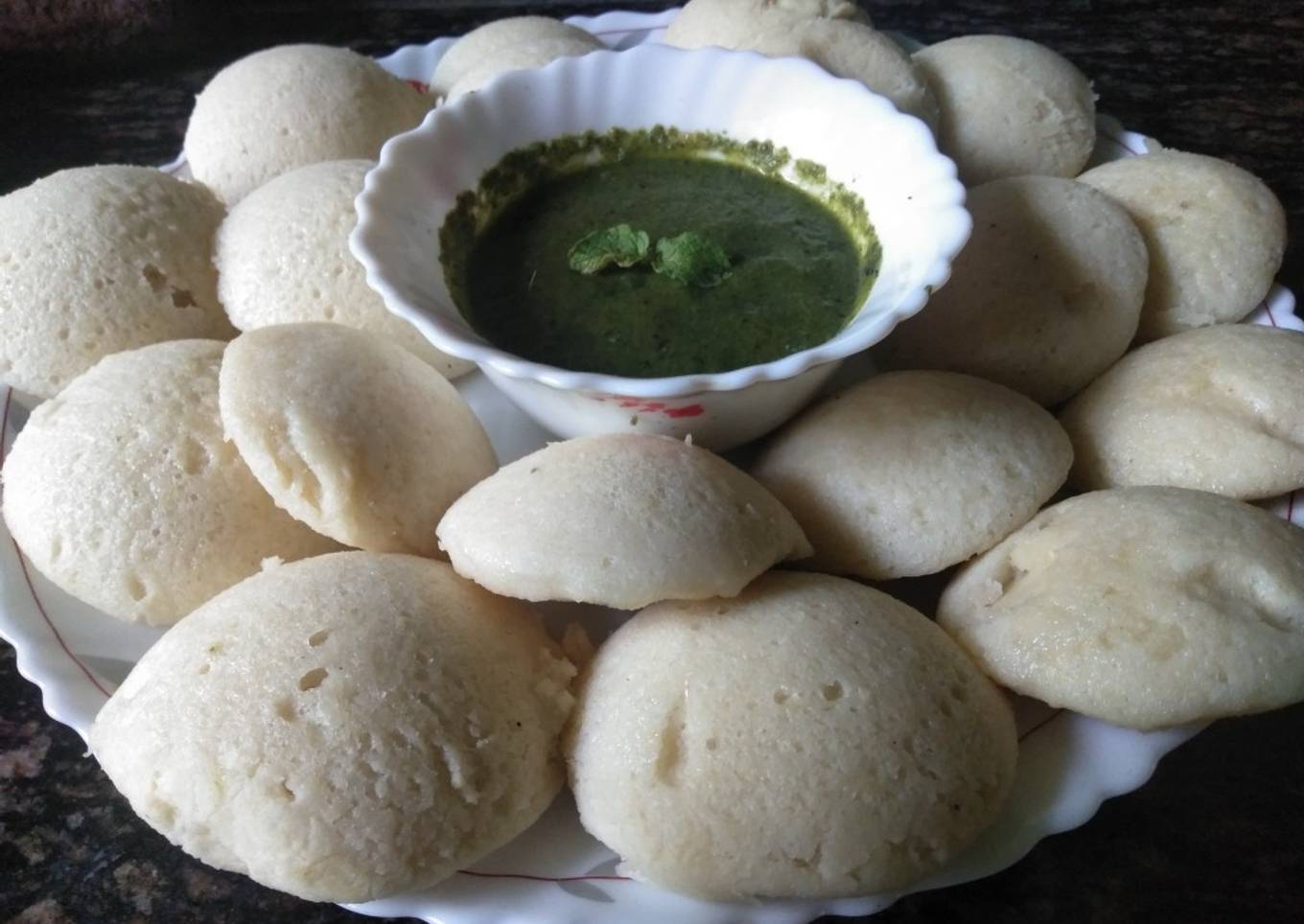 Idli & green chutney