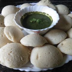 A picture of Idli & green chutney.