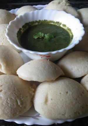A picture of Idli & green chutney.