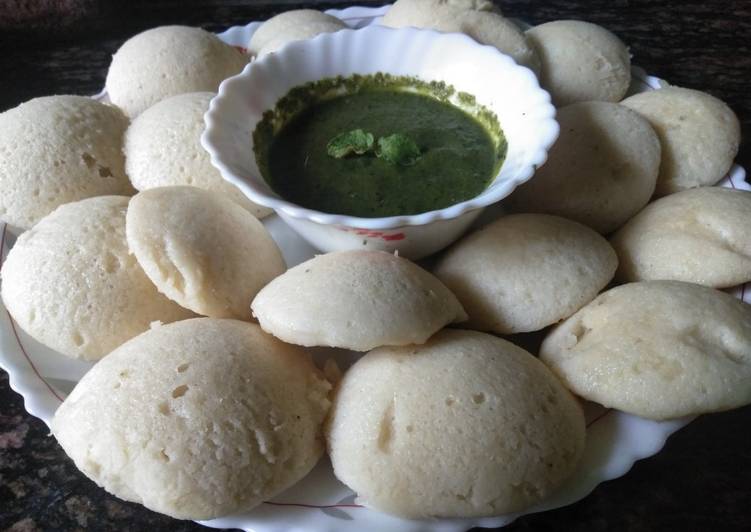 Recipe of Homemade Idli &amp; green chutney