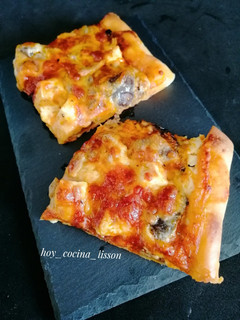 Una foto de Pizza de berenjena, setas y queso
