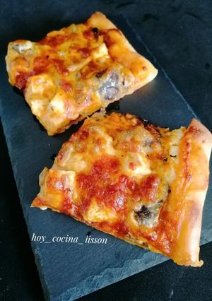 Una foto de Pizza de berenjena, setas y queso
