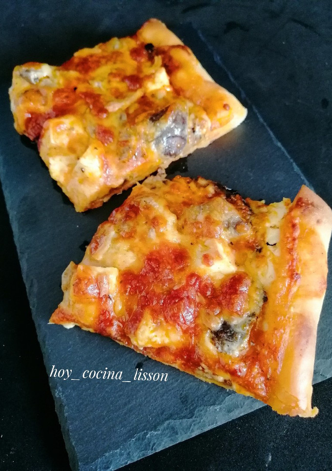 Una foto de Pizza de berenjena, setas y queso