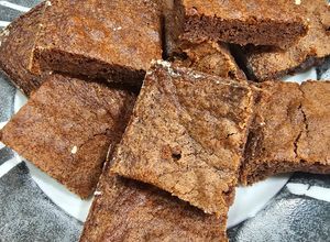 Una foto de Brownie super facil y económico