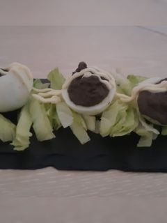 Una foto de Huevos rellenos de aceitunas negras con mayonesa