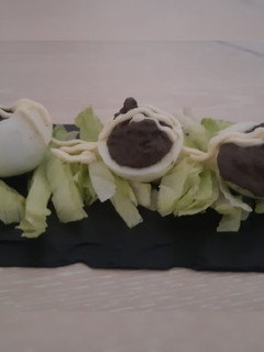 Una foto de Huevos rellenos de aceitunas negras con mayonesa