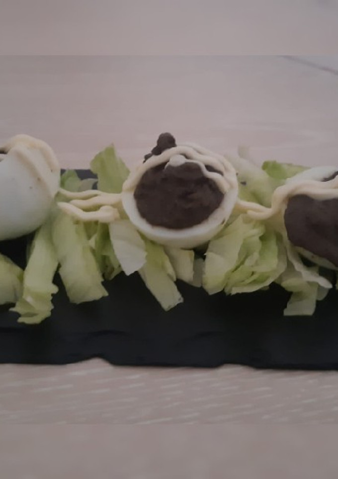 Una foto de Huevos rellenos de aceitunas negras con mayonesa