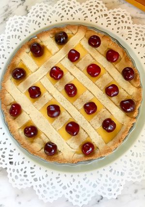 Foto di Crostata con crema pasticcera e ciliegie