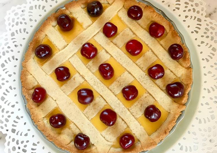 Crostata con crema pasticcera e ciliegie