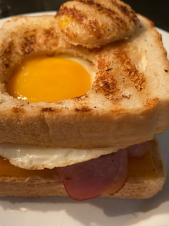 Una foto de Sándwich de bacon y huevo