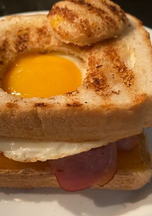 Una foto de Sándwich de bacon y huevo
