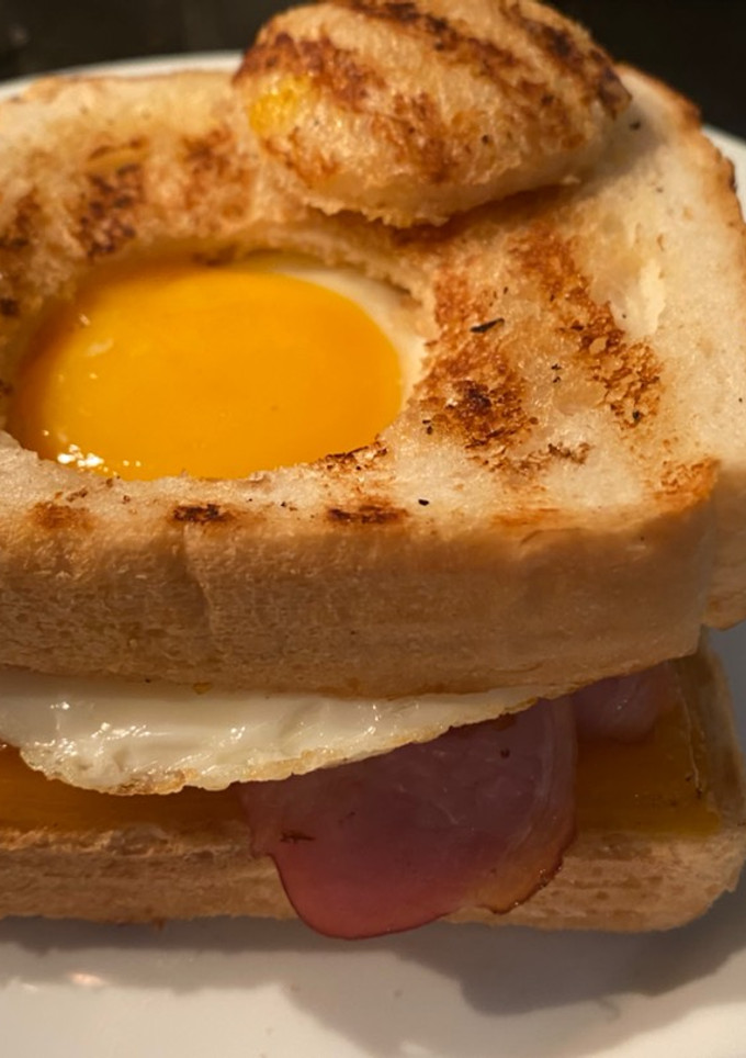 Una foto de Sándwich de bacon y huevo