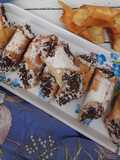 Cannoli ripieni di ricotta, scaglie di cioccolato e canditi
