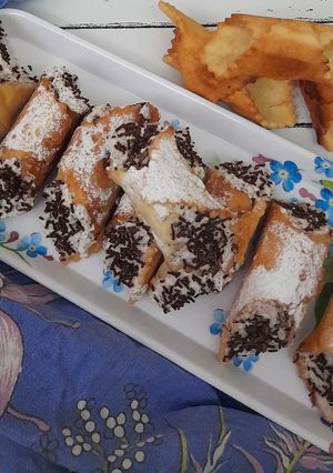 Foto di Cannoli ripieni di ricotta, scaglie di cioccolato e canditi