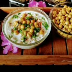 Fried kabuli chana raita A picture of Fried kabuli chana raita.