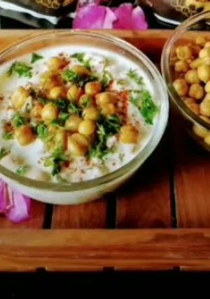A picture of Fried kabuli chana raita.
