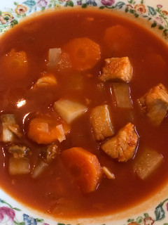 Una foto de Caldo de pescado con chile guajillo