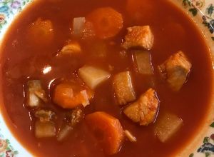Una foto de Caldo de pescado con chile guajillo