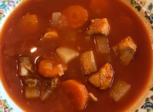 Una foto de Caldo de pescado con chile guajillo