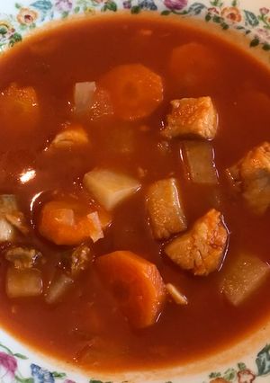 Una foto de Caldo de pescado con chile guajillo