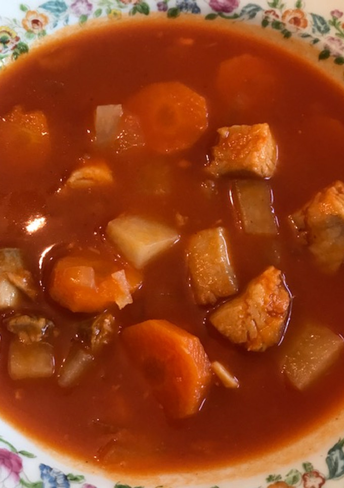 Una foto de Caldo de pescado con chile guajillo