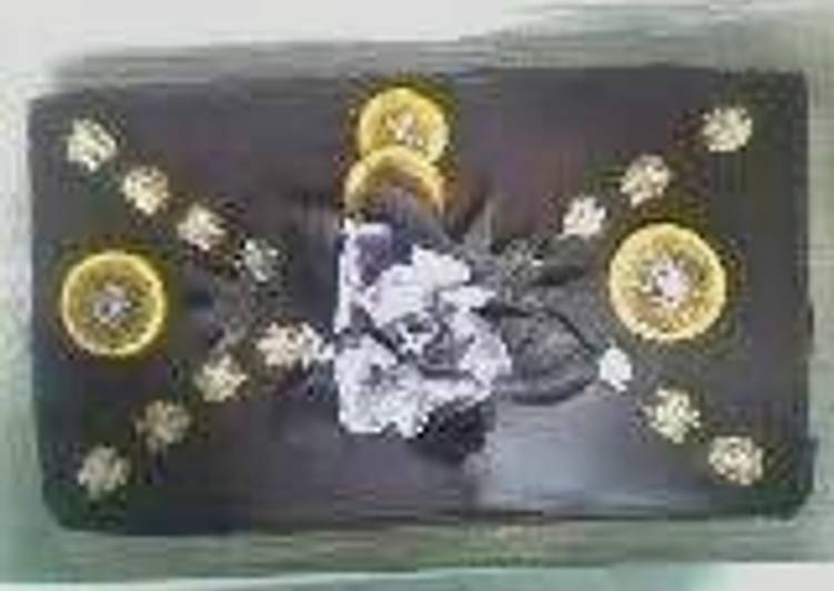 Bizcocho de chocolate con nueces naranja confitada y rosas caramelizadas