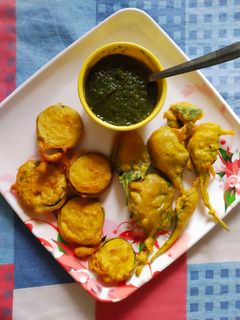 बैंगन और पालक के पकोड़े (Baingan aur palak ke pakode recipe in hindi) रेसिपी मुख्य फोटो