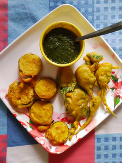 बैंगन और पालक के पकोड़े (Baingan aur palak ke pakode recipe in hindi) रेसिपी मुख्य फोटो