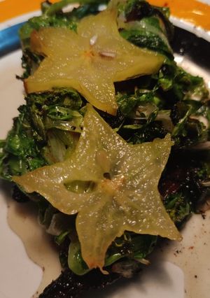 Una foto de Salteado de hongos y escarola