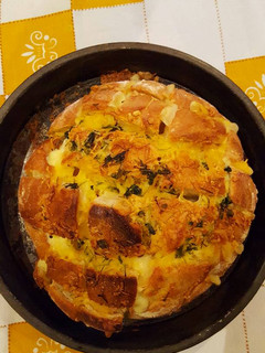 Una foto de Pan relleno de quesos