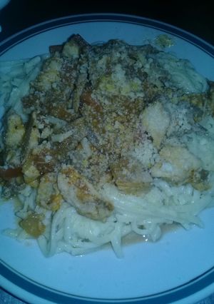 Una foto de Fideos con salsa y trocitos de pollo