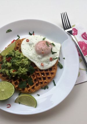 Édesburgonyás gofri guacamoléval recept fotója