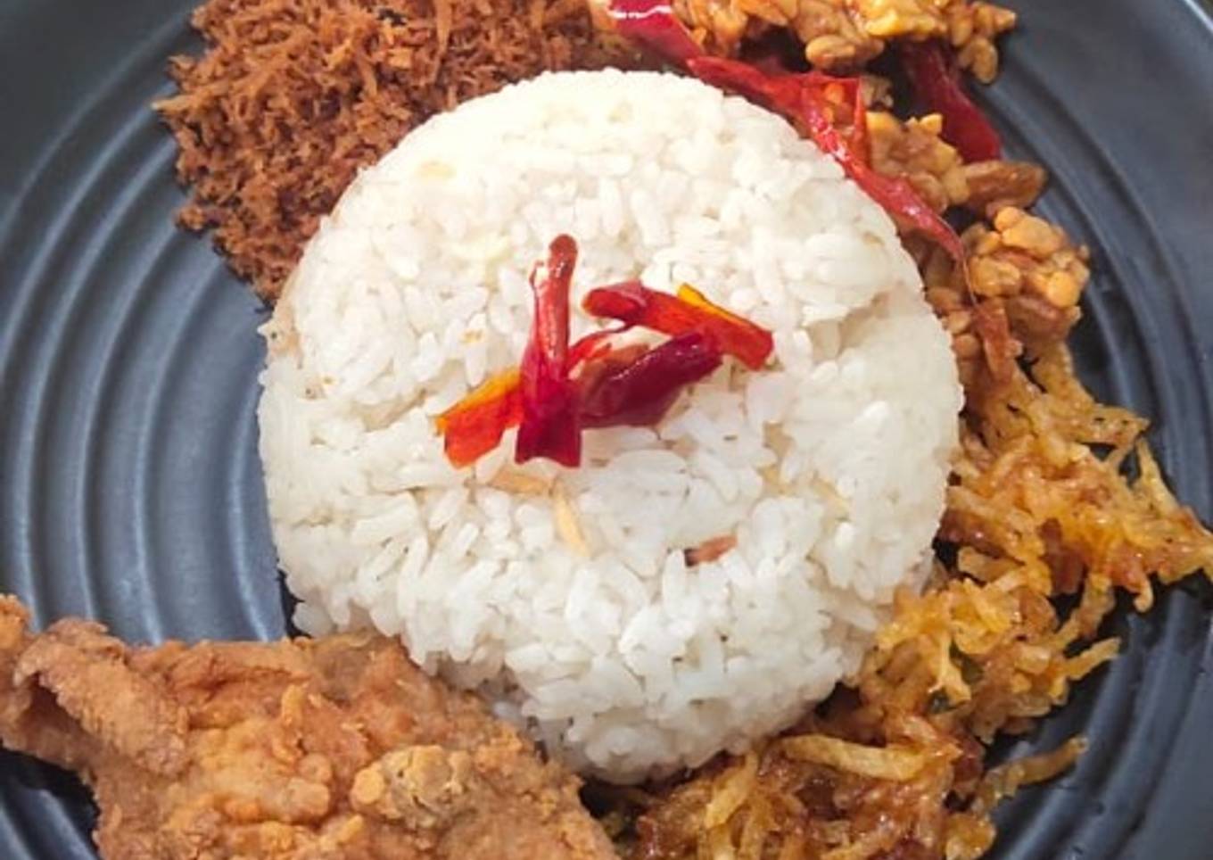 Nasi Luet atau Nasi Udok (Ibu bilang Lewit itu nasi... Anak bilang nasi Udok...)