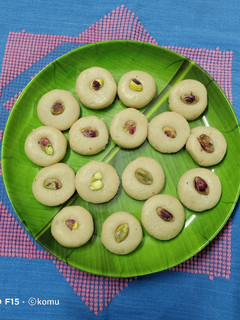 काजू पेड़े (kaju pede recipe recipe in Hindi) रेसिपी मुख्य फोटो