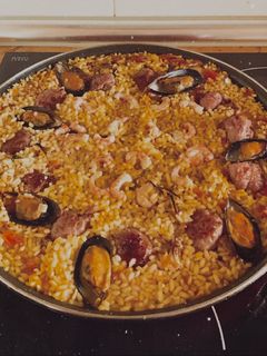 Una foto de Paella de marisco y butifarra