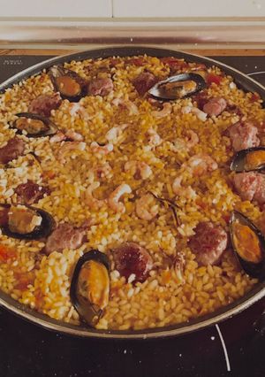 Una foto de Paella de marisco y butifarra
