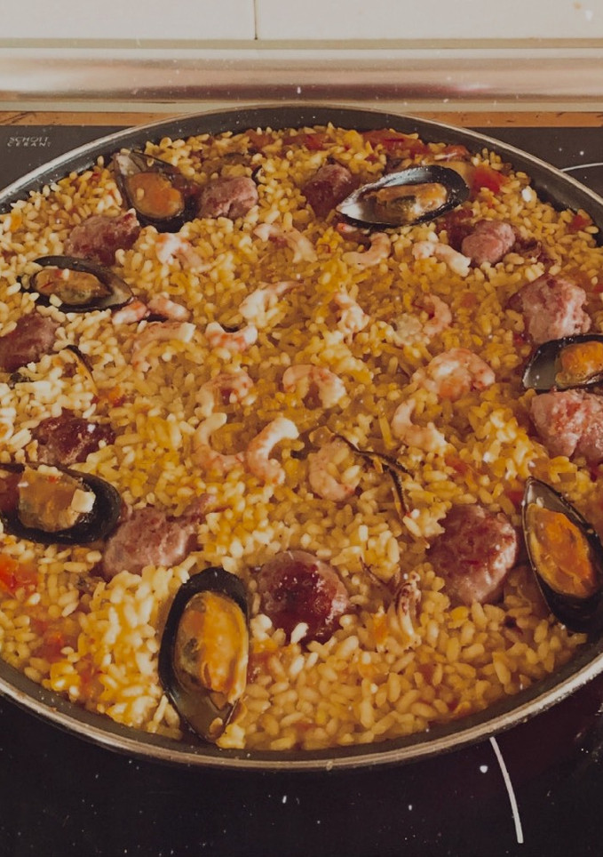 Una foto de Paella de marisco y butifarra