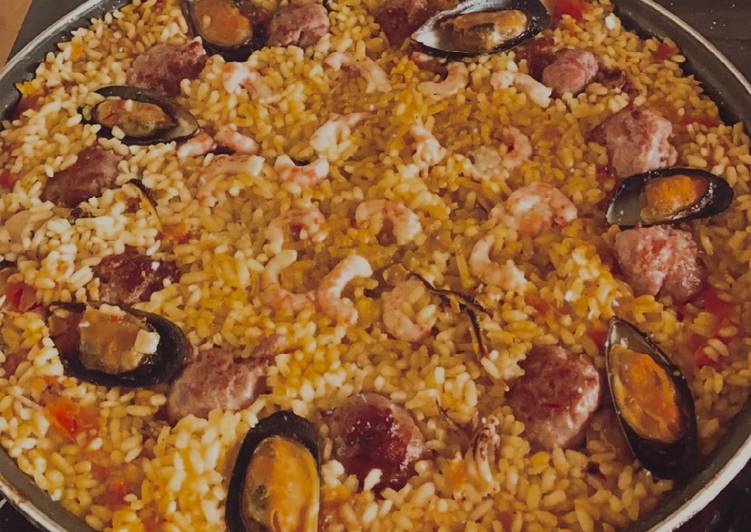 Paella de marisco y butifarra