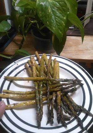 A picture of Brad's lemon herb asparagus.