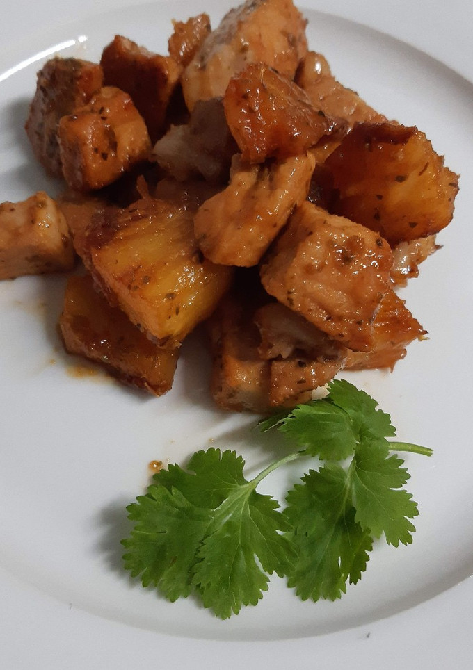 Una foto de Cerdo con piña🐽🍍