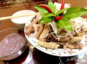 Hình của món Lòng bò luộc chấm mắm tôm.