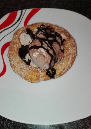 Una foto de Cesta de churro con helado de chocolate