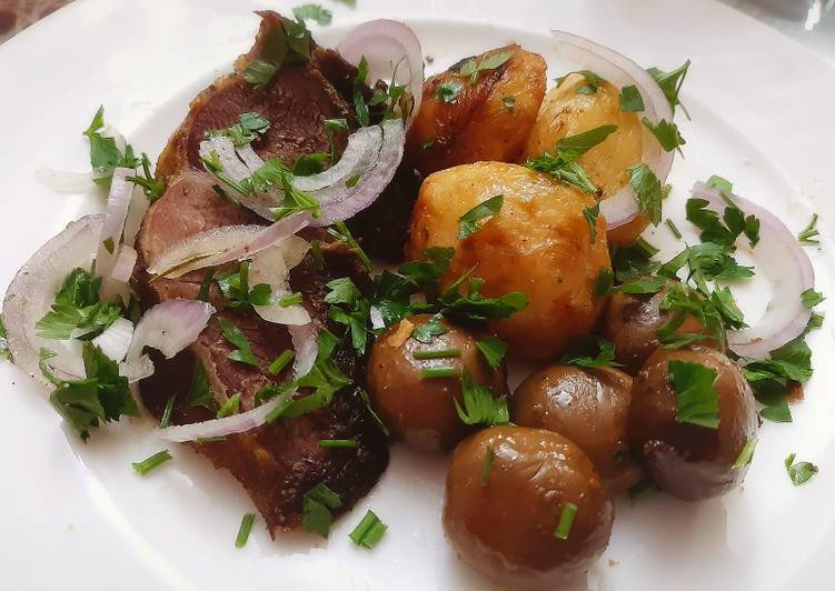 Recette Délicieuse Rôtis de veau accompagné de pommes de terre et
champignons 🍴