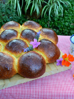 Una foto de Pancitos con harina de maíz rellenos con dulce de membrillo💜