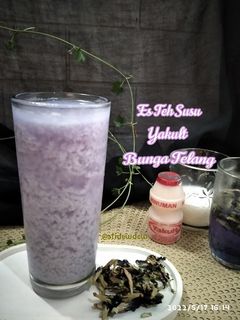 Foto resep *Es Teh Susu Yakult Bunga Telang*