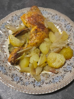 Una foto de Pollo al horno con patatas y chalotas